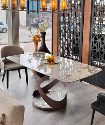 Keramiek eettafel in marmer afwerking (showroommodel -50%) beschikbaar voor biedingen