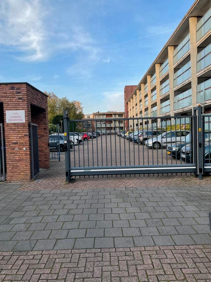 Te huur een RUIME  prive parkeerplaats Beverweg Breda, Auto diversen, Autostallingen en Garages