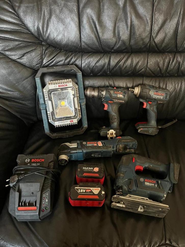 Bosch gereedschaps set 5 delig en accus en lader, Doe-het-zelf en Verbouw, Gereedschap | Handgereedschap, Zo goed als nieuw, Ophalen