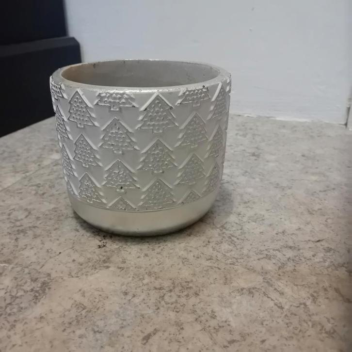 Leuke bloempot met kerstboom motief, Tuin en Terras, Bloempotten, Gebruikt, Aardewerk, Binnen, Balkon, Tuin, Minder dan 40 cm