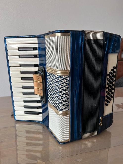 Accordeon kleinformaat parelmoer blauw, Muziek en Instrumenten, Accordeons, Gebruikt, Toetsaccordeon, 32-bas, Overige merken, Met koffer