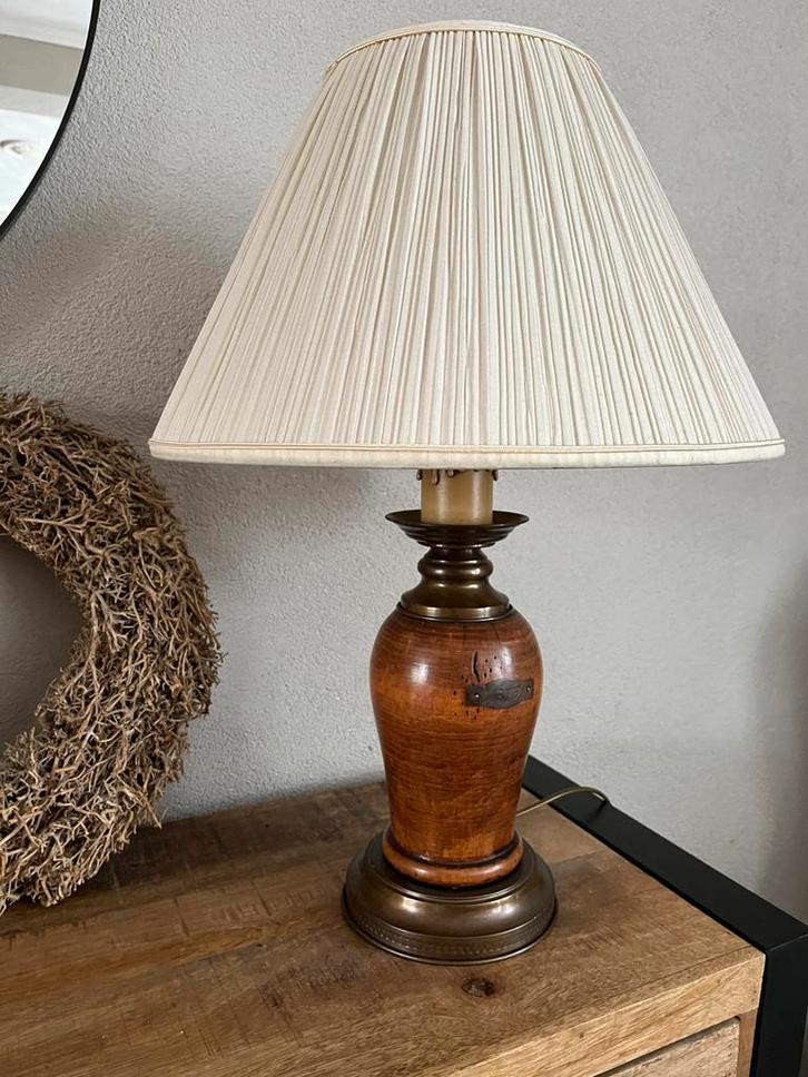 Unieke antieke tafellamp uit oud hout (1873) en messing voet, Huis en Inrichting, Lampen | Tafellampen, Metaal, Ophalen of Verzenden