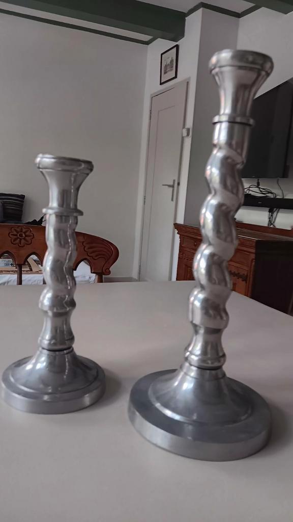 2 metalen kandelaars., Huis en Inrichting, Woonaccessoires | Kandelaars en Kaarsen, Zo goed als nieuw, Kandelaar, 25 tot 50 cm