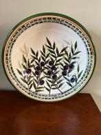 Vintage grote handgemaakte schaal met olijven, Huis en Inrichting, Keuken | Servies, Keramiek, Ophalen of Verzenden, Overige stijlen