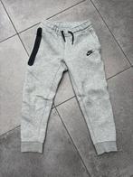 Nike tech broek grijs, maat M, 137-147cm, in goede staat, Kinderen en Baby's, Kinderkleding | Maat 140, Broek, Gebruikt, Jongen of Meisje