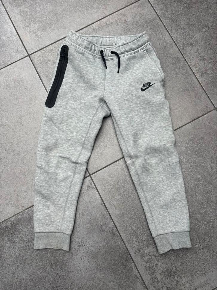 Nike tech broek grijs, maat M, 137-147cm, in goede staat, Kinderen en Baby's, Kinderkleding | Maat 140, Gebruikt, Jongen of Meisje