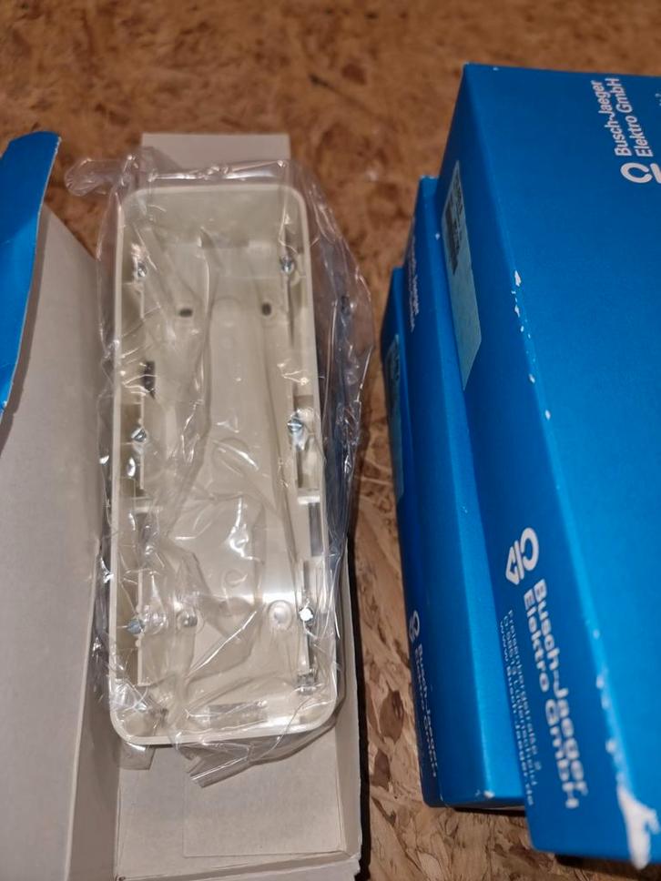 ABB Busch-Jaeger Reflex SI Opbouwbak 3-voudig Cremewit, Doe-het-zelf en Verbouw, Elektra en Kabels, Ophalen of Verzenden