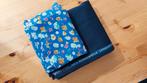 2 lappen stof, donkerblauw gabardine en bloemetjes. Vintage., Ophalen of Verzenden, Nieuw