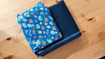 2 lappen stof, donkerblauw gabardine en bloemetjes. Vintage. beschikbaar voor biedingen