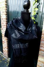 zwarte luchtige sjaal met zilverkleurige metalic banen, Kleding | Dames, Mutsen, Sjaals en Handschoenen, Ophalen of Verzenden