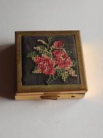 oud petit point pillendoosje ( 3 ), 3,5 x 3,5 x 1,5 cm, Ophalen