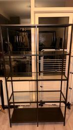 Zwarte kast met glazen planken, Huis en Inrichting, Kasten | Boekenkasten, Ophalen, Met plank(en), Gebruikt, 100 tot 150 cm