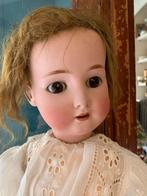 Antieke pop in hollandse hoek vitrine, Antiek en Kunst, Antiek | Speelgoed, Ophalen of Verzenden