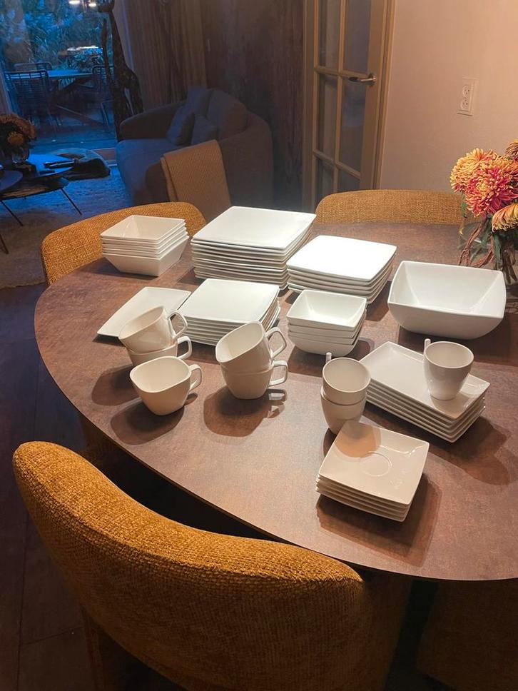 Compleet Vierkant Servies "Young" - Zo Goed Als Nieuw, Huis en Inrichting, Keuken | Servies, Zo goed als nieuw, Compleet servies