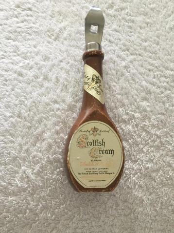 vintage houten flesopener opener met label SCOTTISH CREAM beschikbaar voor biedingen