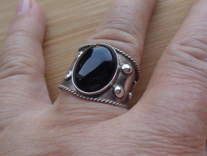zilveren ring met zwarte steen [312], Sieraden, Tassen en Uiterlijk, Ringen, Zo goed als nieuw, Dame, 17 tot 18, Zilver, Zilver