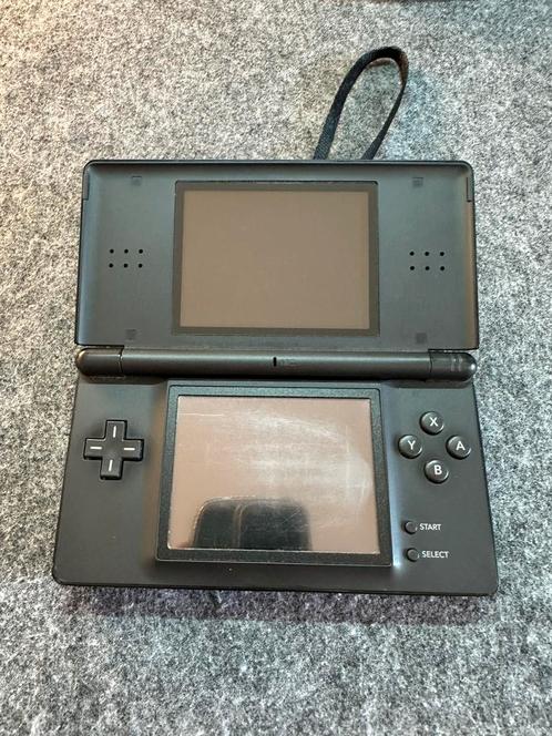 Nintendo DS Lite Zwart + Oplader, Beschermhoes & Games, Spelcomputers en Games, Spelcomputers | Nintendo DS, Zo goed als nieuw