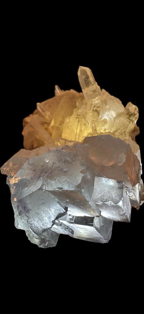 YGX Fluoriet op Kwarts – Collector’s Specimen, Verzamelen, Mineralen en Fossielen, Mineraal, Ophalen of Verzenden