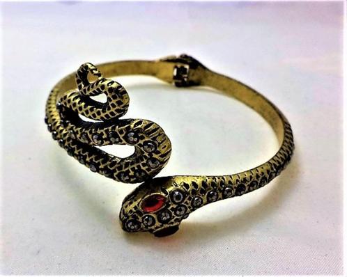 Goudkleurige klemarmband slang met rode oogjes (7966-5561), Sieraden, Tassen en Uiterlijk, Armbanden, Nieuw, Goud, Ophalen