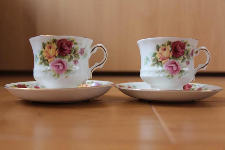 2 Engelse kopjes van Balmoral Castle, Verzamelen, Porselein, Kristal en Bestek, Zo goed als nieuw, Kop en/of schotel, Porselein