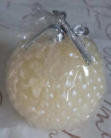 Witte KerstBolKaars (Nieuw in verpakking) beschikbaar voor biedingen