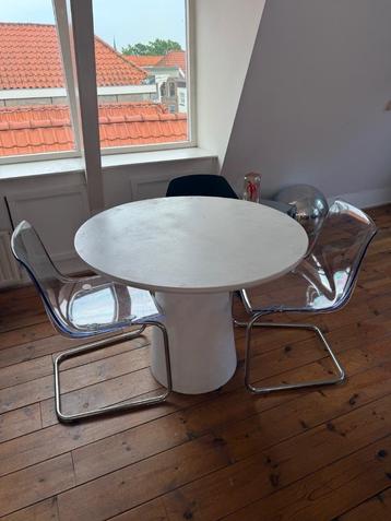 Eettafel beschikbaar voor biedingen