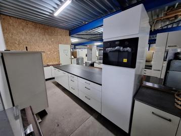 Complete keuken Compleet met APP 120Keukens op voorraad 2800 beschikbaar voor biedingen