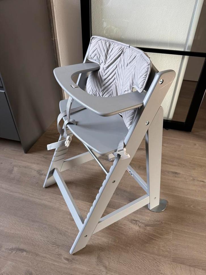 Grijze Kinderstoel met Eetblad en Kussen, Kinderen en Baby's, Kinderstoelen, Zo goed als nieuw, Meegroeistoel, Afneembaar eetblad
