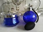 Twee items van blauw glas oa parfumfles met spuitbal, Ophalen of Verzenden