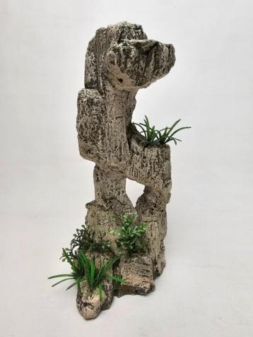 # Aquarium ornament rots met nep plantjes beschikbaar voor biedingen
