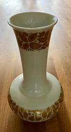 vaas met gouden versiering, Wit, Aardewerk of Porselein, Ophalen of Verzenden, Zo goed als nieuw