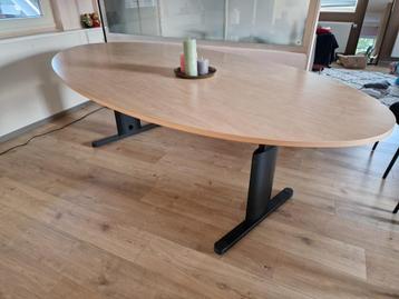 Ovale vergadertafel – 240 x 120 cm + diverse stoelen beschikbaar voor biedingen