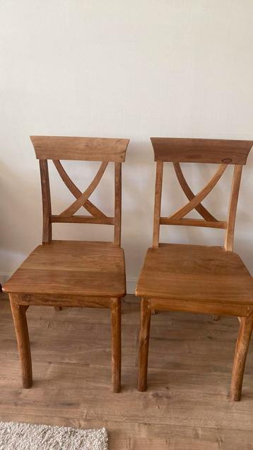 2 houten stoelen - eetkamerstoelen beschikbaar voor biedingen