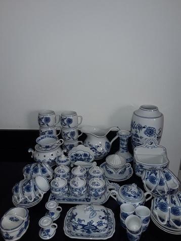 Collectie aparte serviesdelen Zwiebelmuster  beschikbaar voor biedingen