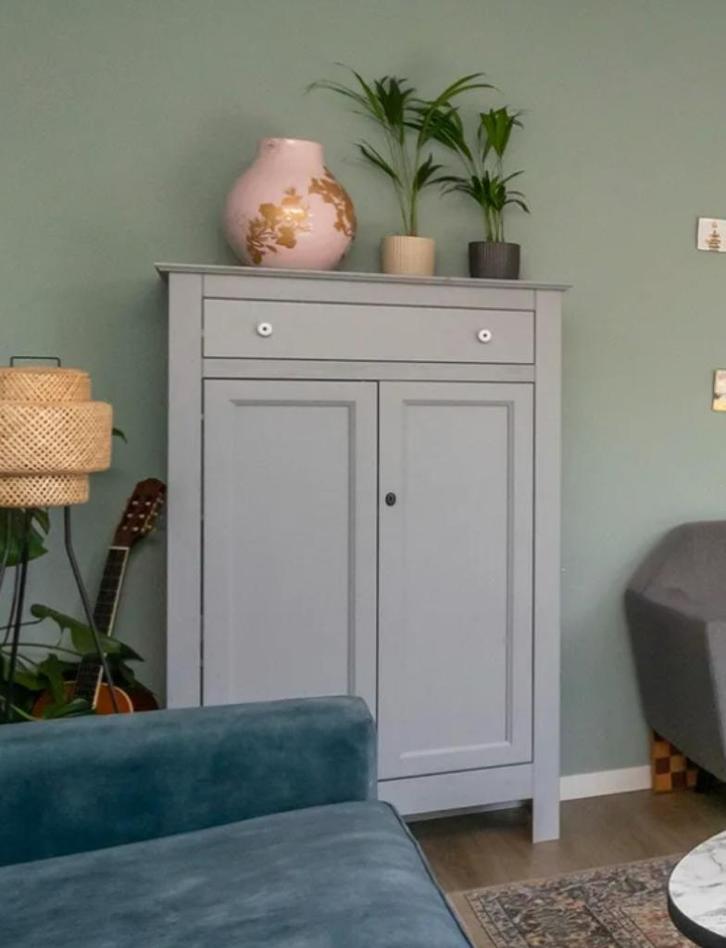 Leuke grijze kast Karwei, Huis en Inrichting, Kasten | Buffetkasten, Zo goed als nieuw, 100 tot 150 cm, 50 tot 100 cm, 25 tot 50 cm