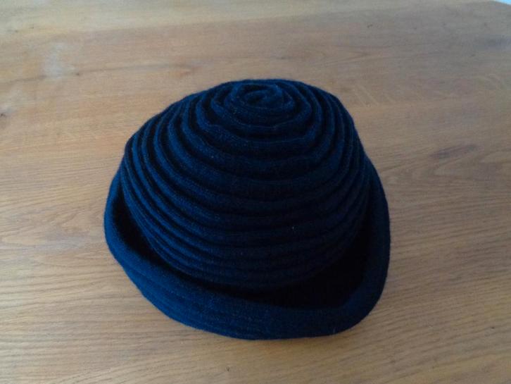 BIJENKORF hoedje:mt 57/58, Kleding | Dames, Hoeden en Petten, Nieuw, 56 of 57 cm (M, 7 of 7⅛ inch), Ophalen of Verzenden