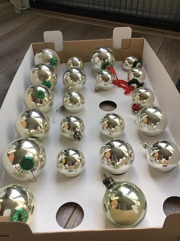 21 oude effen zilveren kerstballen diverse maten vintage beschikbaar voor biedingen