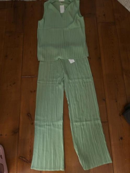 NIEUW!! Broek en t-shirt mouwloos Mango met plooien groen XL, Kleding | Dames, Jasjes, Kostuums en Pakken, Nieuw, Kostuum of Pak
