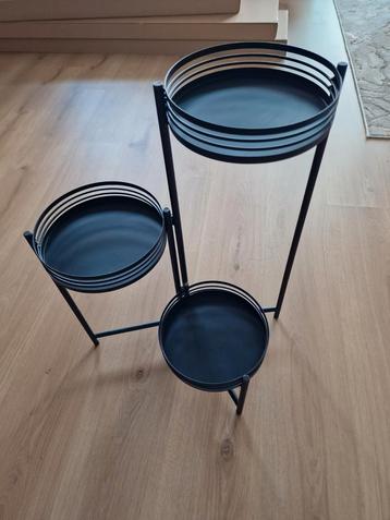 Zwarte metalen plantenpot standaard beschikbaar voor biedingen