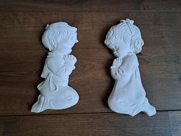 Vintage gipsen silhouetten biddende jongen meisje   beschikbaar voor biedingen