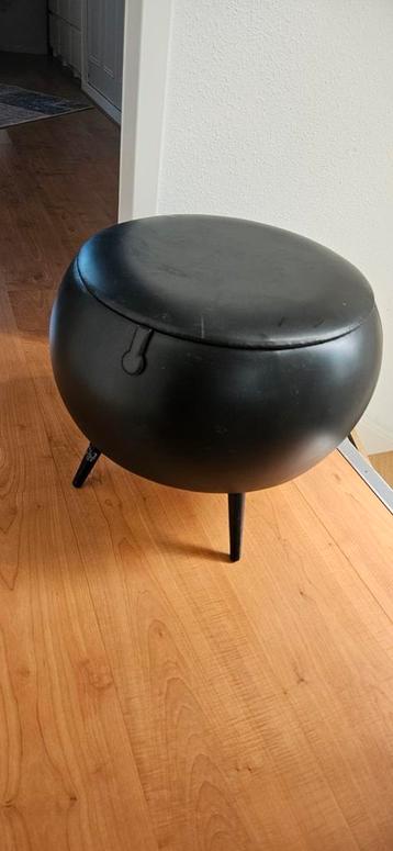 Zwart kunstleer poefje met opberg. beschikbaar voor biedingen