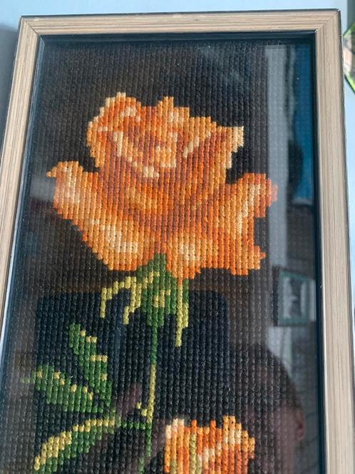 Prachtig borduurwerk van een roos oranje met zwart, Hobby en Vrije tijd, Borduren en Borduurmachines, Gebruikt, Overige typen
