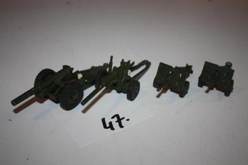 47. vier Dinky Toys militair geschut beschikbaar voor biedingen