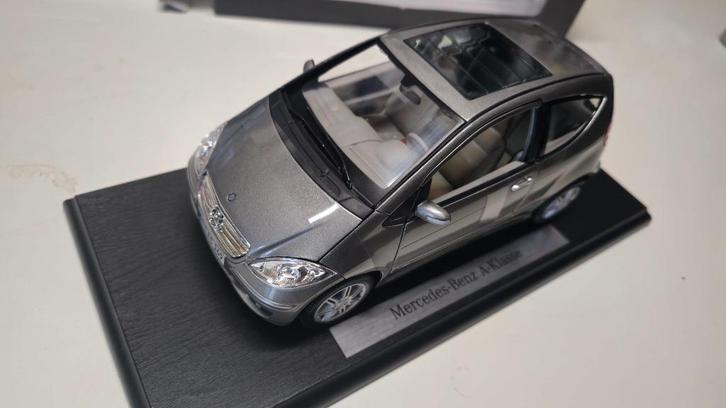 Mercedes Benz  A.klasse antraciet grijs 1:18, Hobby en Vrije tijd, Modelauto's | 1:18, Nieuw, Auto, Maisto, Ophalen