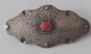 Amsterdamsche school broche art deco. bloedkoraal. Tiggelen  beschikbaar voor biedingen