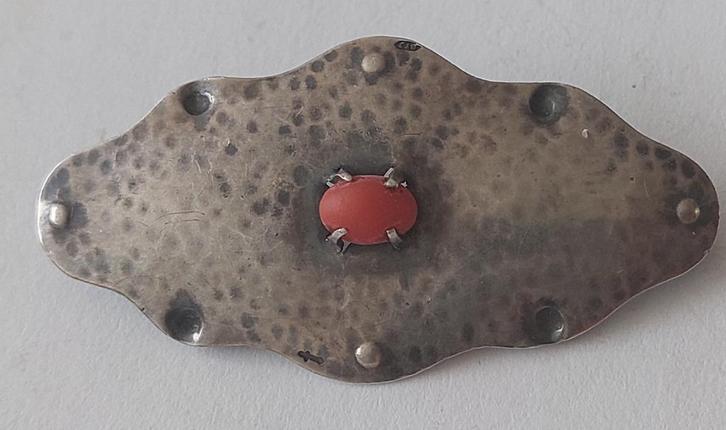 Amsterdamsche school broche art deco. bloedkoraal. Tiggelen, Antiek en Kunst, Antiek | Goud en Zilver, Zilver, Ophalen
