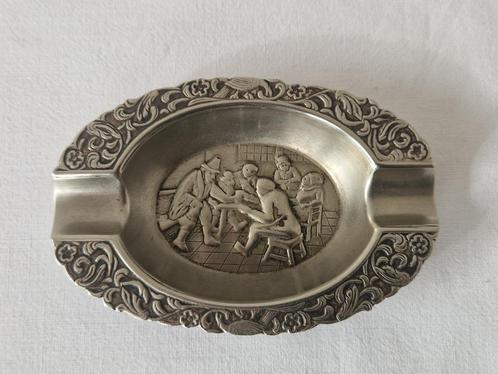 (B) Vintage verzilverde asbak met nostalgisch reliëf., Verzamelen, Rookartikelen, Aanstekers en Luciferdoosjes, Gebruikt, Asbak
