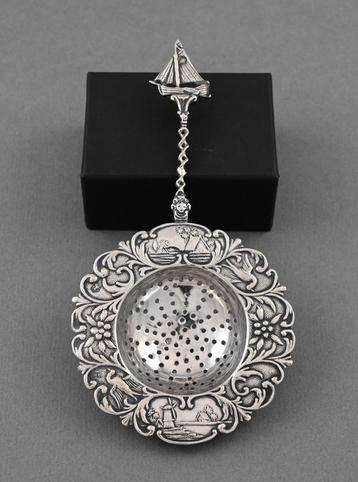 zilver theezeef en lekbakje van rond 1920 beschikbaar voor biedingen