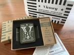 Zippo limited edition VE/VJ 80th anniversary, Ophalen of Verzenden, Nieuw, Aansteker