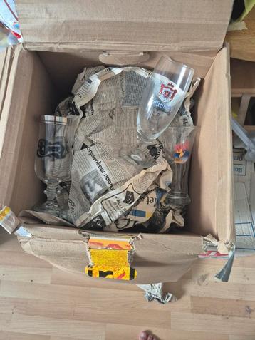 2 dozen met verschillende soorten en maten bierglazen  beschikbaar voor biedingen